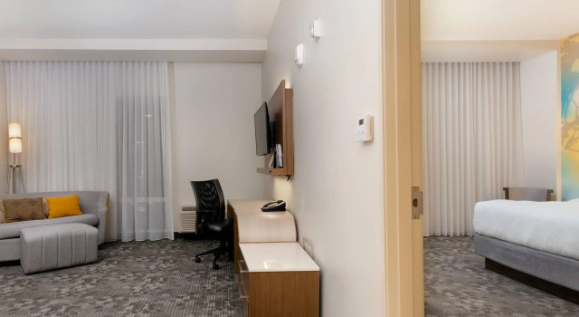 Двухместный люкс с 2 комнатами Courtyard by Marriott Savannah Airport