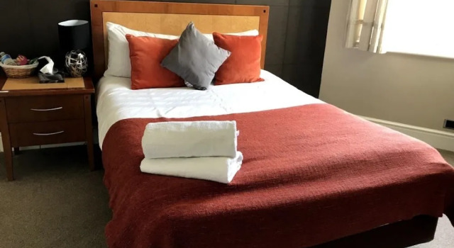 Haya Guest House, Забронировать Гостевой дом Олдбери Уэст-Мидлендс