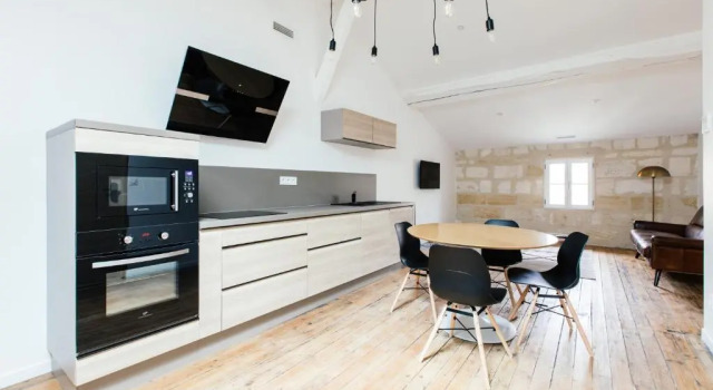 Appartement spacieux et lumineux avec climatisation et belle hauteur sous plafond - Halle 2EME