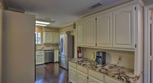 Коттедж с 4 комнатами с балконом Unwind Fireside & Play Pool! Idyllic Mckinney Home