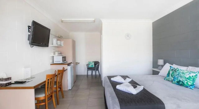Banjo Paterson Motor Inn, Book Hotel Cluden Queensland
