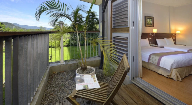Четырёхместный номер Standard с балконом и с видом на горы Sun Moon Lake Teachers Hostel