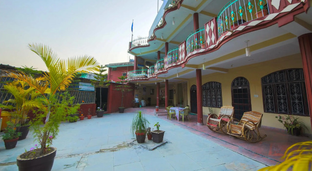 Vuode makuusalissa (naisten makuusali) Rishikesh Sadan A Yoga and Spritual Retreat