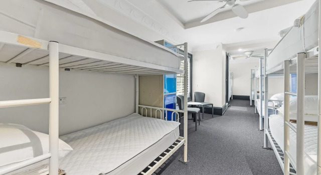 Кровать в общем номере London Plane Backpackers
