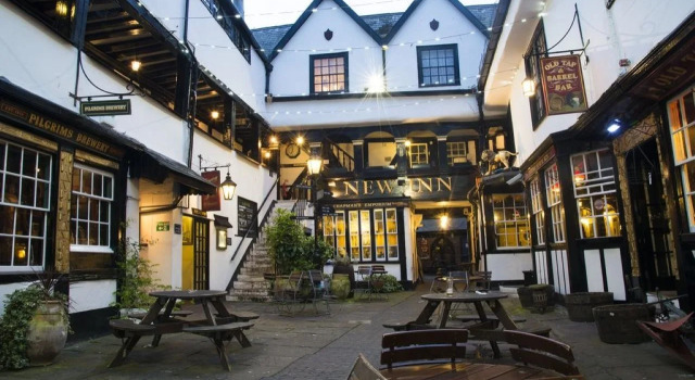 The New Inn by Roomsbooked