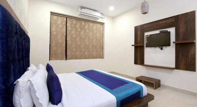 OYO 10070 Hotel Satkar Regency, Rezerwuj Hotel Pallanpur Indie