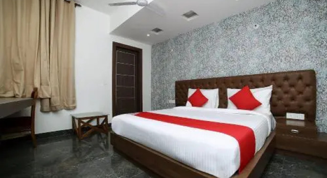 Oyo 24806 Hotel Pine, Забронировать Отель Отели Нью-Дели 3 звезды, 3*