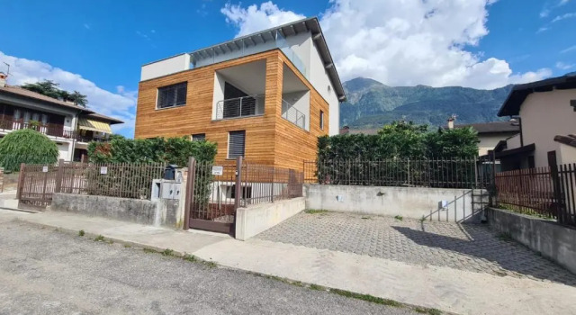 Коттедж с 5 комнатами Villa Family Colico With Pool