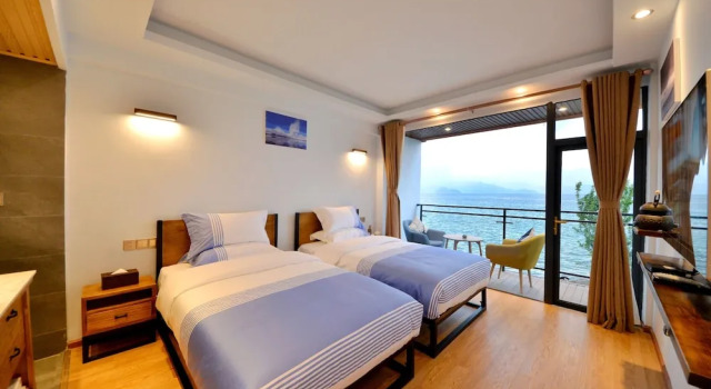 Двухместный номер Deluxe с балконом и с видом на озеро Lijiang Guanlanyue Inn