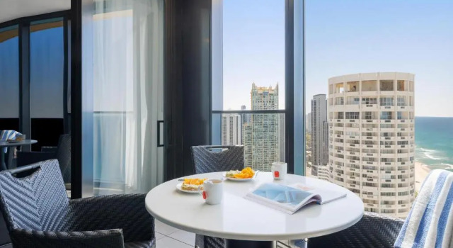 Люкс с 2 комнатами Meriton Suites Surfers Paradise