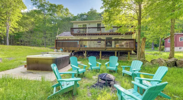 Коттедж с 4 комнатами с балконом Private Hot Tub + Lake Access: Poconos Escape