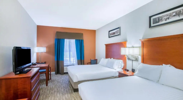 Четырёхместный номер Standard Holiday Inn Express Hotel & Suites Brattleboro by IHG