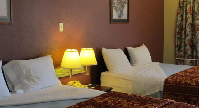 Четырёхместный номер Standard First Western Inn - Fairmont City