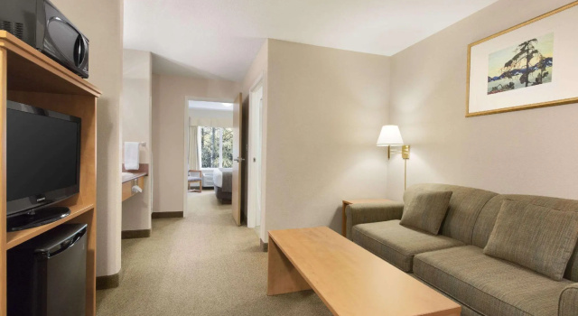 Двухместный люкс Days Inn & Suites by Wyndham Thunder Bay