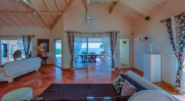Stunning Orient Bay Ocean Views, Walk to the Beach! AC, Free Wifi, Swimming Pool