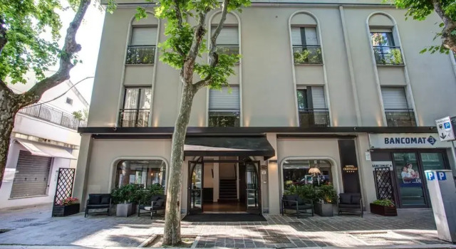 Hotel Cristallo, Забронировать Отель Отели Каттолики 4 звезды, рядом с Аквариум Le Navi, 4*