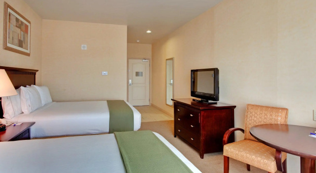 Четырёхместный номер Standard Holiday Inn Express & Suites Beaumont - Oak Valley by IHG