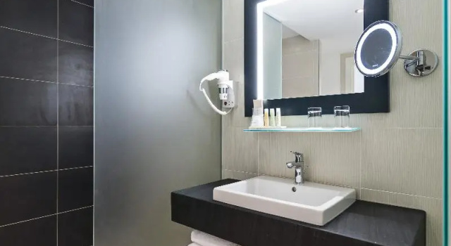 Двухместный номер Standard Golden Tulip Marseille Euromed