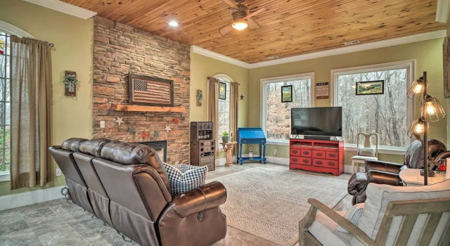 Dog-friendly Family Home Steps to Norris Lake, Book Feriehus Villaer i Sharps Chapel, Villa