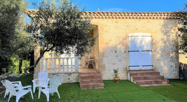 Captivating 2-Bed, 1 bath Cottage, Private Garden & Shared Pool in Sauve, Book Hotel Hoteller i Sauve med parkering, Parkering