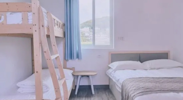 Кровать в общем номере с видом на внутренний двор Shengsi Hai Le Zhi Jia Hotel