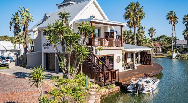 Апартаменты The Ark Guesthouse at Marina Martinique