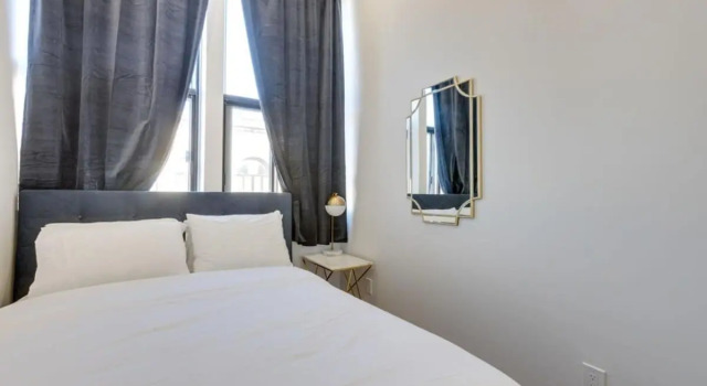 M11 Gorgeous 3BR w Kingbed Perfect Location, Забронировать Отель Монреаль провинция Квебек, рядом с Promenades Cathédrale