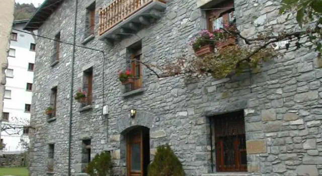 Apartamentos Casa Buisan, Book Apartment Hotels in Aragon with Parking, Parking
