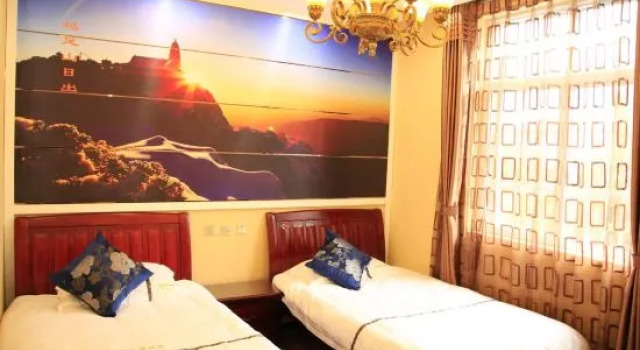 Кровать в общем номере Lincang Yihai Hotel