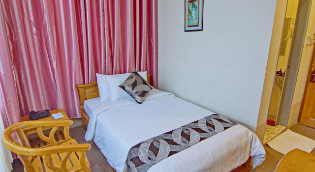 Одноместный номер Economy Triumph Hotel