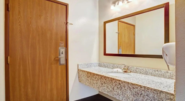 Четырёхместный номер Standard Super 8 by Wyndham Louisville Airport