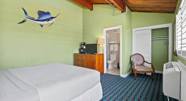 Oceanfront Inn Room #14- Inlet View- King Bed, Buchen Sie Hotel Fort Pierce Shores Florida