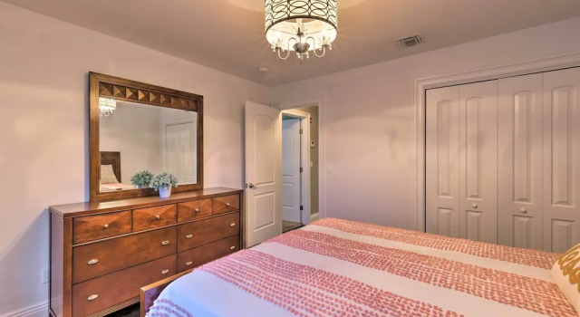 Апартаменты с 3 комнатами с балконом 25 Mi to Nyc: Walkable Long Island Apt w/ Balcony