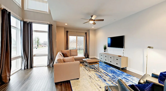 Summit Ave Townhouse 3 Bedrooms 3.5 Bathrooms Townhouse, Забронировать Апартаменты/квартира Отели Нэшвилл с парковкой, рядом с The Fisher Center for the Performing Arts, Парковка