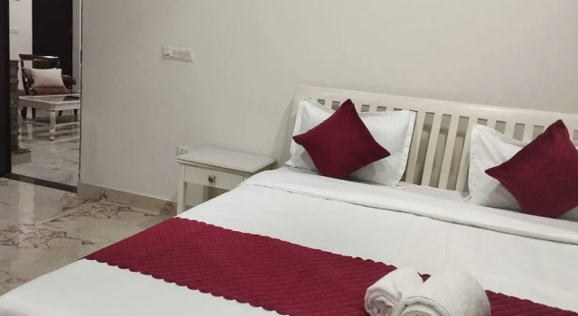 Luxsugero Penthouse Kaichidham, Rezervovat Hotel Nainital Uttarakhand