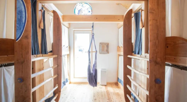 Кровать в общем номере Katsuo Guest House