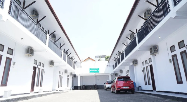 OYO Life 92886 Rumah Nyaman Radhika 2 Syariah, Book Hotel Hotels in Tuban with Parking, Parking
