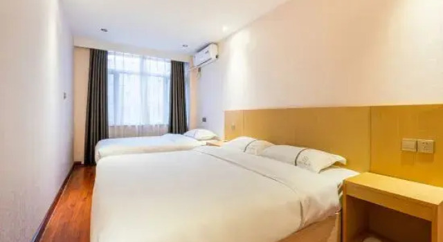 Трёхместный люкс Zhangye Xilaishun Holiday Hotel (Railway Station No.1 Middle School)
