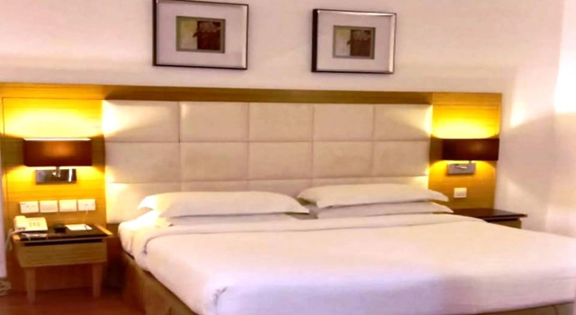 Двухместный номер Deluxe Crown Garden Hotel
