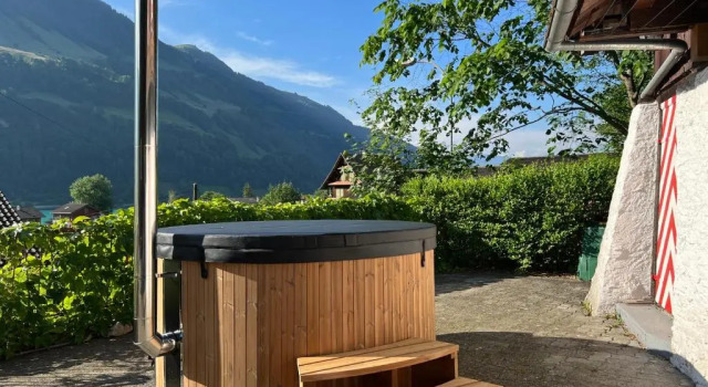 Romantic private superior Swiss Chalet with Hottub