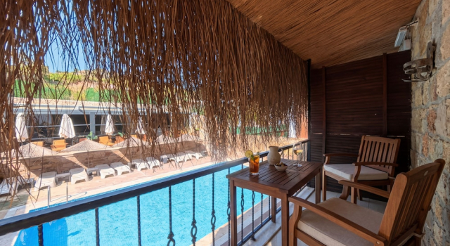 Номер Standard с балконом и с видом на бассейн Stone House Foça Otel