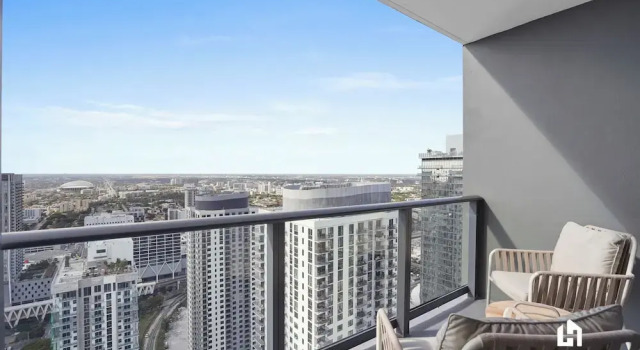 Апартаменты c 1 комнатой с балконом и с видом на город Stylish Apartments with Partial Ocean Views in Downtown