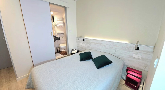Номер Economy Logis Hôtel & Restaurant Arcombelle