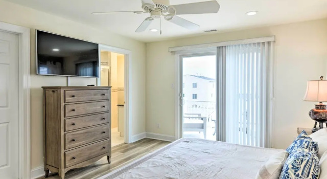 Sunny Brigantine Townhome: Walk to Beach, Забронировать Апартаменты/квартира Бригантин Джерси-Шор