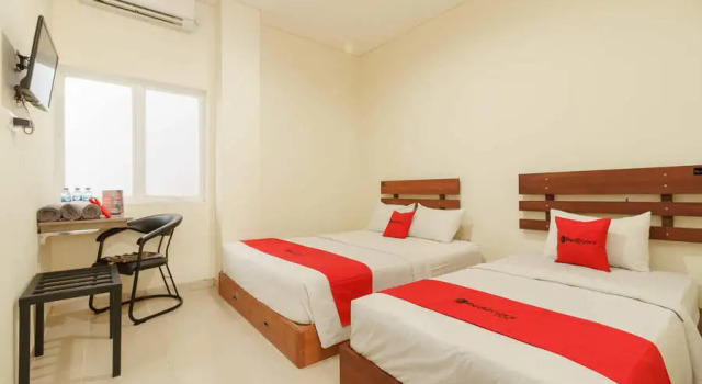 Семейный номер Standard RedDoorz Syariah near Jembatan Siti Nurbaya Padang