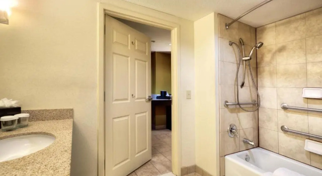 2 makuuhuonetta Sviitti Embassy Suites Laredo