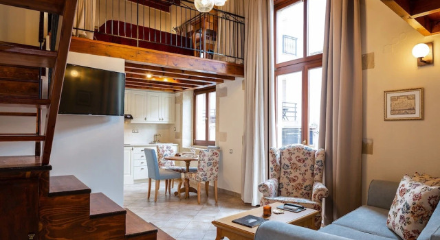 Номер Standard Дуплекс с балконом Phaedra Suites