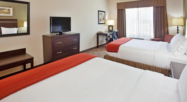 Четырёхместный номер Standard Holiday Inn Express & Suites Topeka North by IHG
