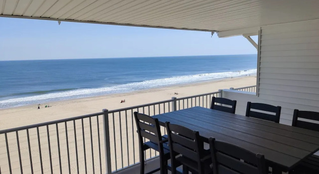 Четырёхместный номер Standard с балконом и с красивым видом из окна Monte Carlo Boardwalk / Oceanfront Ocean City