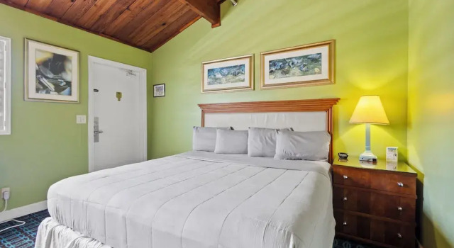 Oceanfront Inn Room #14- Inlet View- King Bed, Buchen Sie Hotel Fort Pierce Shores Florida